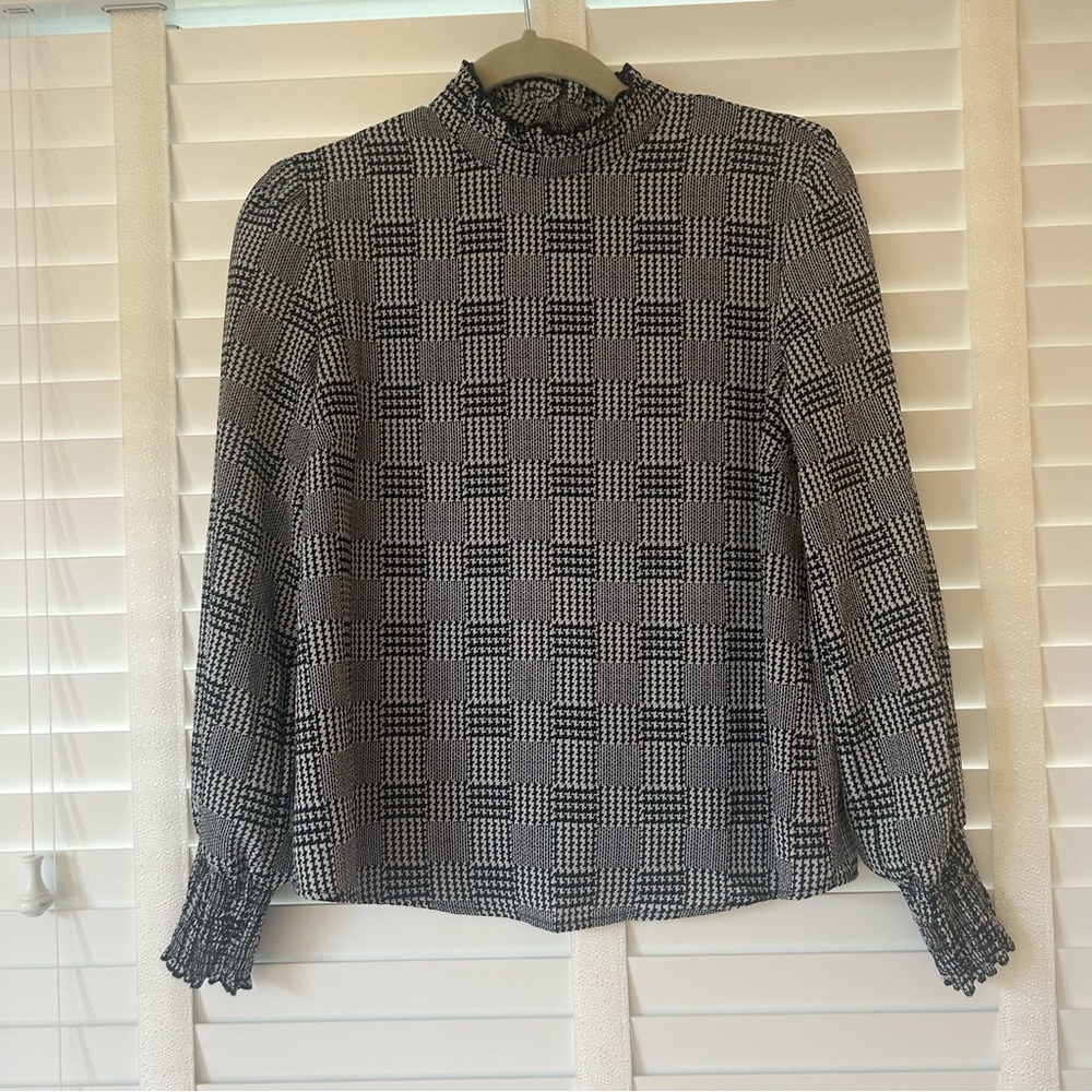 Forever 21 Top Black and White Houndstooth High Collar Long Sleeves Small